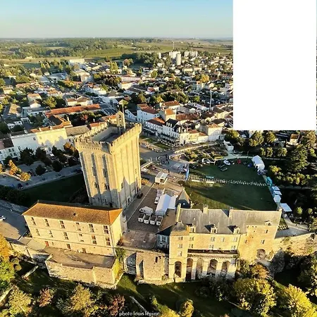 3 Face Au Donjon Hotel *