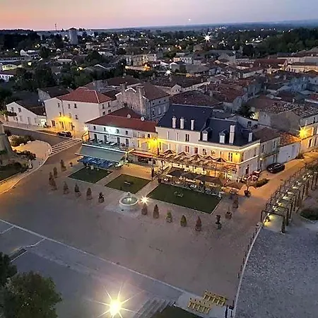 4 Face Au Donjon Hotell